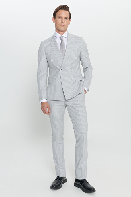 Ekstra Slim Fit Dar Kesim Kırlangıç Yaka Çizgili Açık Gri Takım Elbise resmi