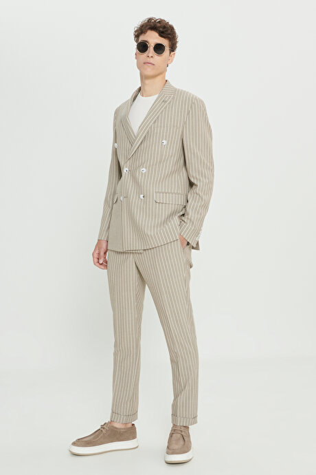 Slim Fit Dar Kesim Kırlangıç Yaka Gofre Desenli Bej-Beyaz Takım Elbise resmi