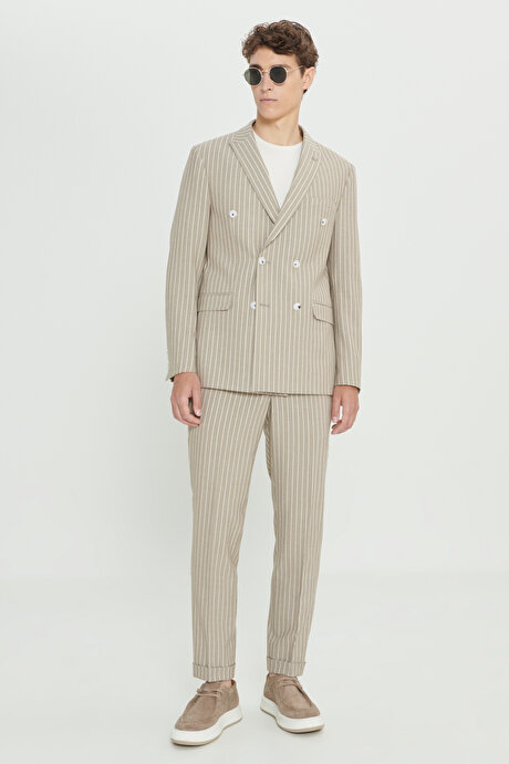 Slim Fit Dar Kesim Kırlangıç Yaka Gofre Desenli Bej-Beyaz Takım Elbise resmi