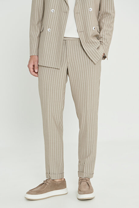 Slim Fit Dar Kesim Kırlangıç Yaka Gofre Desenli Bej-Beyaz Takım Elbise resmi