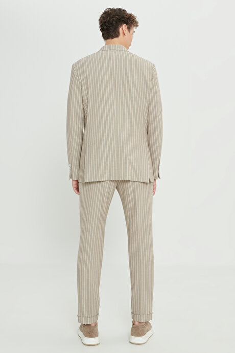 Slim Fit Dar Kesim Kırlangıç Yaka Gofre Desenli Bej-Beyaz Takım Elbise resmi