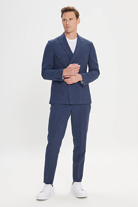 Slim Fit Dar Kesim Kırlangıç Yaka Gofre Desenli Lacivert Takım Elbise resmi