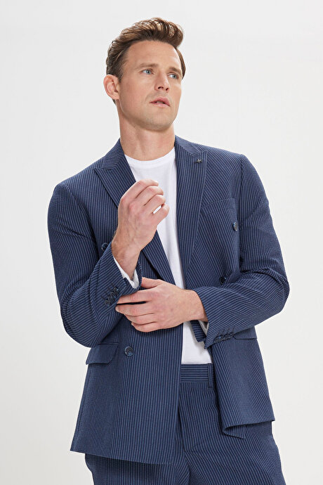 Slim Fit Dar Kesim Kırlangıç Yaka Gofre Desenli Lacivert Takım Elbise resmi