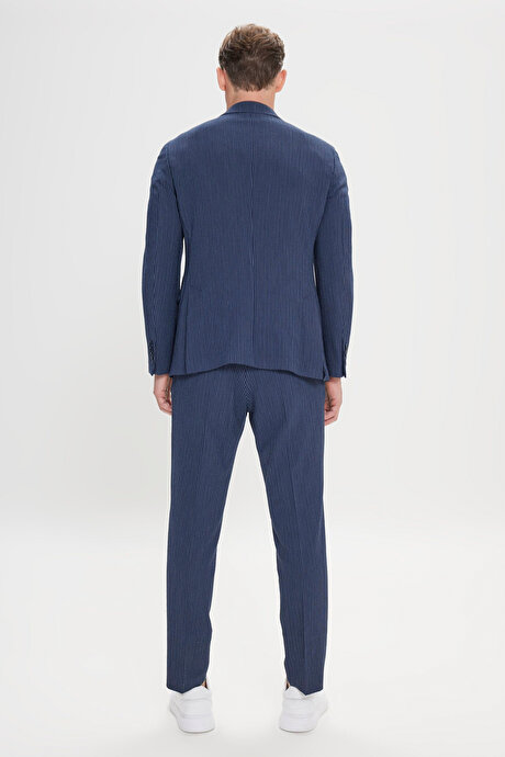 Slim Fit Dar Kesim Kırlangıç Yaka Gofre Desenli Lacivert Takım Elbise resmi