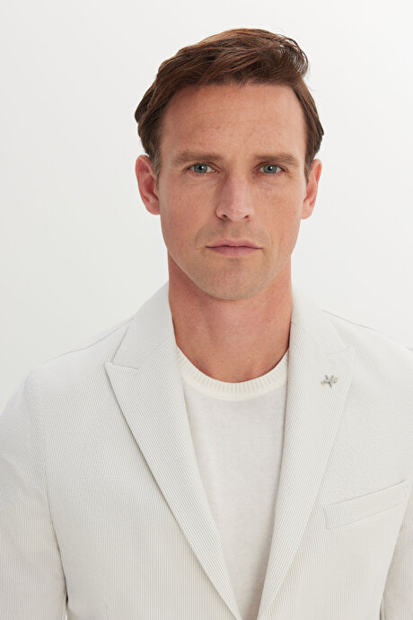 Slim Fit Dar Kesim Kırlangıç Yaka Gofre Desenli Ekru Takım Elbise resmi