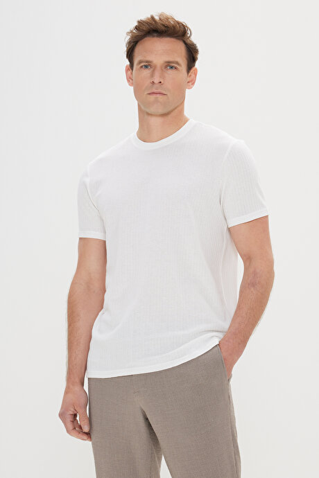 Slim Fit Dar Kesim %100 Pamuk Armürlü Bisiklet Yaka Beyaz Tişört resmi