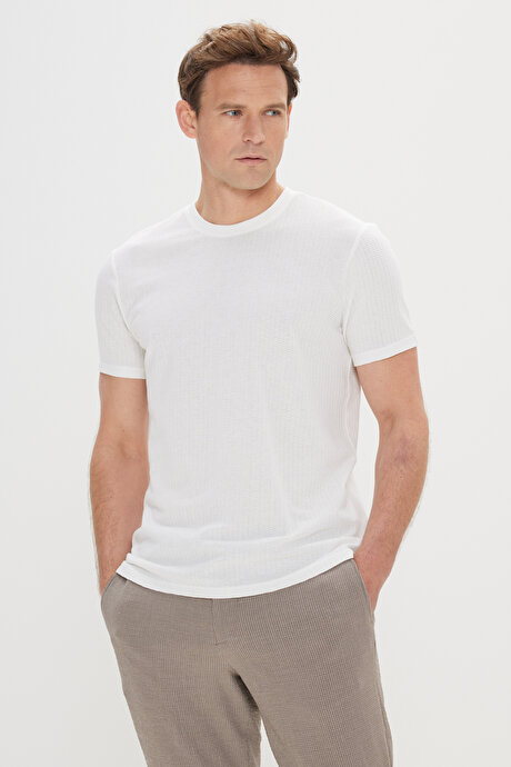 Slim Fit Dar Kesim %100 Pamuk Armürlü Bisiklet Yaka Beyaz Tişört resmi