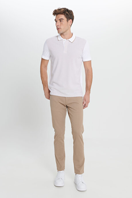 Slim Fit Dar Kesim Polo Yaka Jakarlı Bej-Beyaz Tişört resmi
