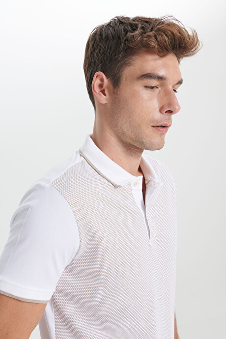Slim Fit Dar Kesim Polo Yaka Jakarlı Bej-Beyaz Tişört resmi