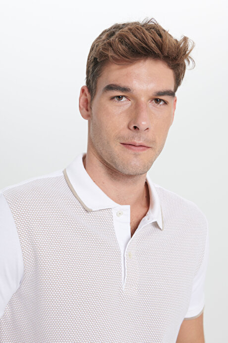 Slim Fit Dar Kesim Polo Yaka Jakarlı Bej-Beyaz Tişört resmi