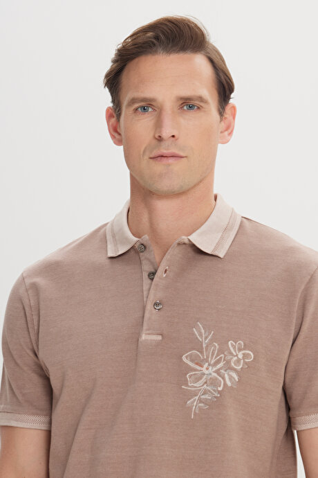 Slim Fit Dar Kesim %100 Pamuk Baskılı Polo Yaka Koyu Bej Tişört resmi