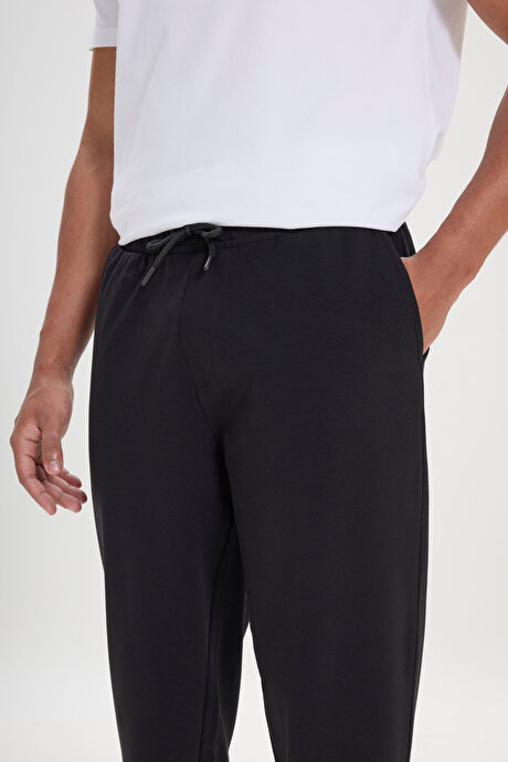 Standart Fit Beli ve Paçası Lastikli Rahat Spor Siyah Eşofman Altı resmi