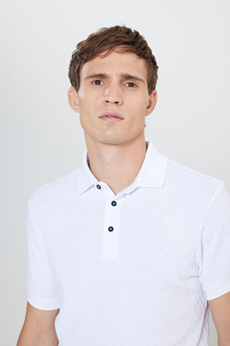 Slim Fit Dar Kesim Polo Yaka Jakarlı Beyaz Tişört resmi