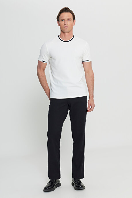Slim Fit Dar Kesim Bisiklet Yaka Jakarlı Beyaz Tişört resmi