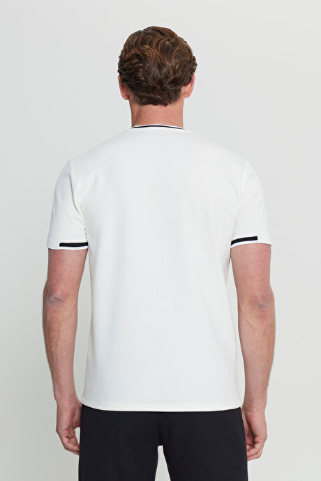 Slim Fit Dar Kesim Bisiklet Yaka Jakarlı Beyaz Tişört resmi
