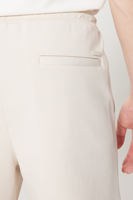 Pamuklu Slim Fit Dar Kesim Yan Cepli Esnek Örme Bej Şort resmi