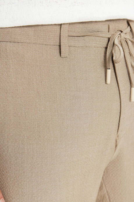 Slim Fit Dar Kesim Beli Bağlamalı Yan Cepli Gofre Desenli Esnek Bej Pantolon resmi