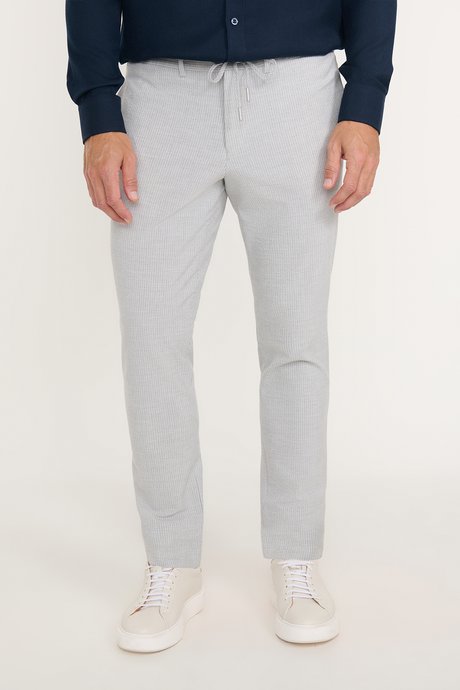 Slim Fit Dar Kesim Beli Bağlamalı Yan Cepli Gofre Desenli Esnek Beyaz-Gri Pantolon resmi