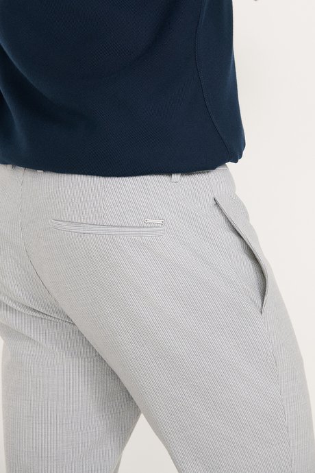 Slim Fit Dar Kesim Beli Bağlamalı Yan Cepli Gofre Desenli Esnek Beyaz-Gri Pantolon resmi