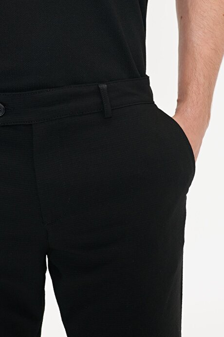 Slim Fit Dar Kesim Yan Cepli Gofre Desenli Esnek Siyah Şort resmi