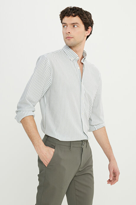 Pamuklu Oxford Comfort Fit Rahat Kesim Düğmeli Yaka Çizgili Haki Gömlek resmi