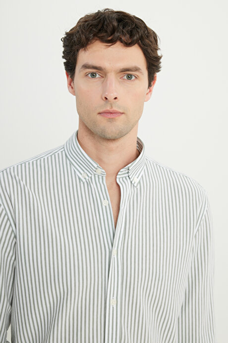 Pamuklu Oxford Comfort Fit Rahat Kesim Düğmeli Yaka Çizgili Haki Gömlek resmi