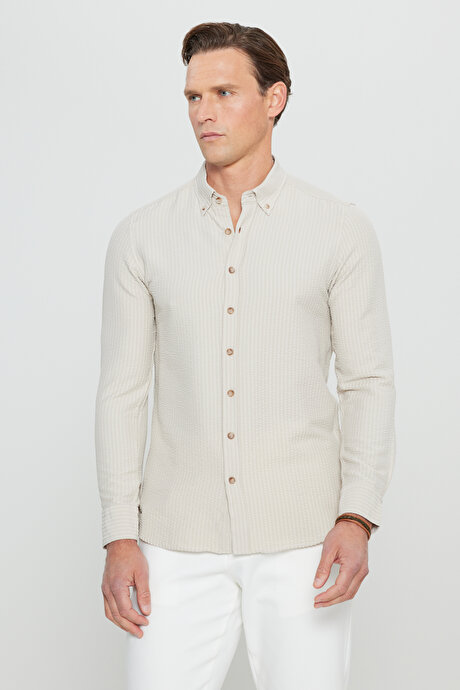 Slim Fit Dar Kesim Düğmeli Yaka Armürlü Gofre Desenli Bej Gömlek resmi