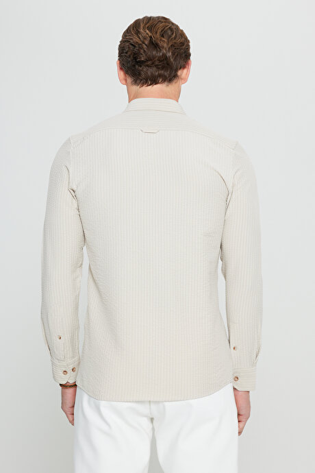 Slim Fit Dar Kesim Düğmeli Yaka Armürlü Gofre Desenli Bej Gömlek resmi