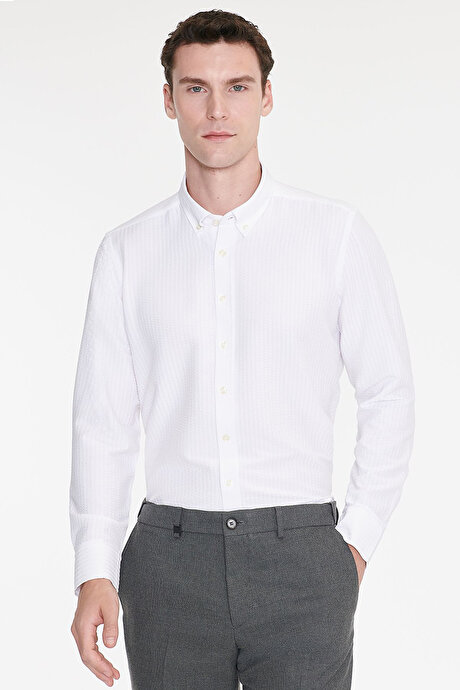 Slim Fit Dar Kesim Düğmeli Yaka Armürlü Gofre Desenli Beyaz Gömlek resmi
