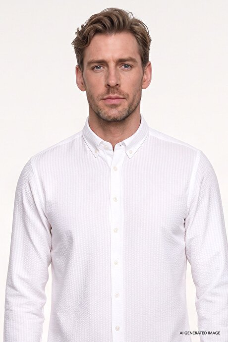 Slim Fit Dar Kesim Düğmeli Yaka Armürlü Gofre Desenli Beyaz Gömlek resmi