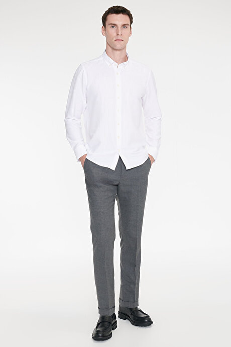 Slim Fit Dar Kesim Düğmeli Yaka Armürlü Gofre Desenli Beyaz Gömlek resmi