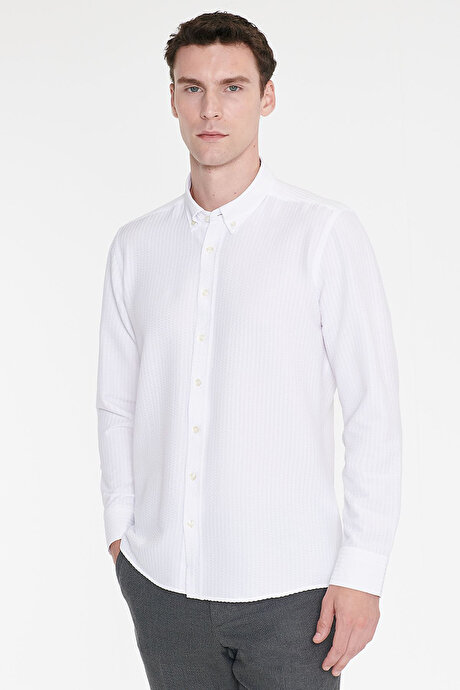Slim Fit Dar Kesim Düğmeli Yaka Armürlü Gofre Desenli Beyaz Gömlek resmi