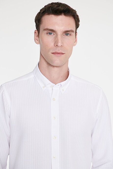 Slim Fit Dar Kesim Düğmeli Yaka Armürlü Gofre Desenli Beyaz Gömlek resmi