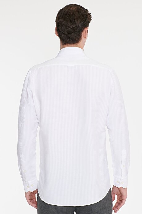 Slim Fit Dar Kesim Düğmeli Yaka Armürlü Gofre Desenli Beyaz Gömlek resmi