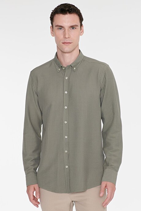 Slim Fit Dar Kesim Düğmeli Yaka Armürlü Gofre Desenli Haki Gömlek resmi