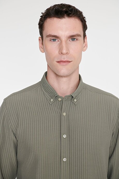 Slim Fit Dar Kesim Düğmeli Yaka Armürlü Gofre Desenli Haki Gömlek resmi