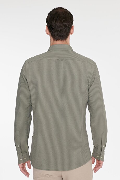 Slim Fit Dar Kesim Düğmeli Yaka Armürlü Gofre Desenli Haki Gömlek resmi