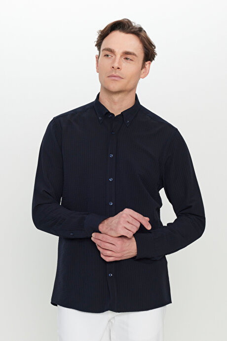 Slim Fit Dar Kesim Düğmeli Yaka Armürlü Gofre Desenli Lacivert Gömlek resmi