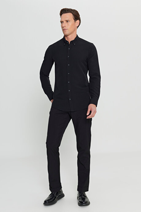 Slim Fit Dar Kesim Düğmeli Yaka Armürlü Gofre Desenli Siyah Gömlek resmi