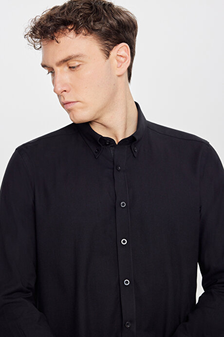 Pamuklu Slim Fit Dar Kesim Düğmeli Yaka Siyah Gömlek resmi