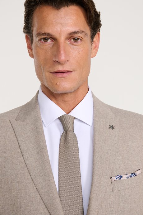 Slim Fit Dar Kesim Kırlangıç Yaka Kapak Cepli Bej Takım Elbise resmi