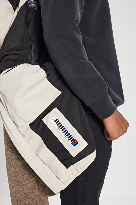 Termometreli Standart Fit Normal Kesim Kapüşon Yaka Fermuarlı Yan Cepli Bej Mont resmi