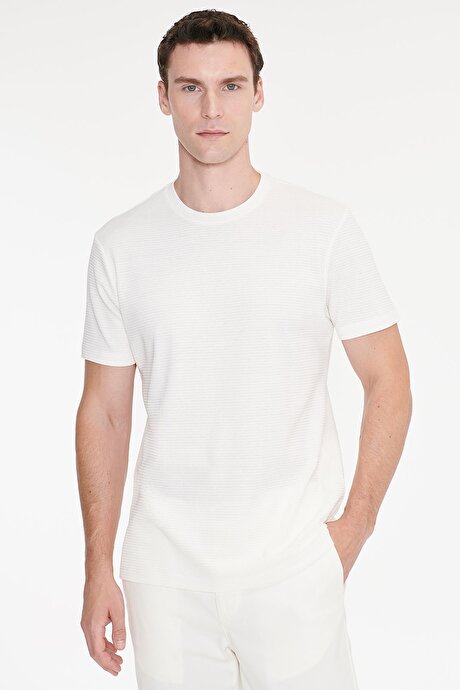 Pamuklu Slim Fit Dar Kesim Bisiklet Yaka Jakarlı Ekru Tişört resmi