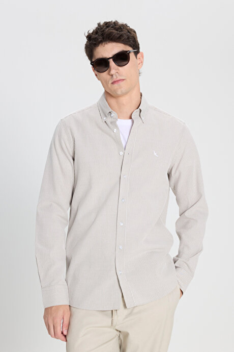%100 Pamuk Slim Fit Dar Kesim Düğmeli Yaka Çizgili Bej-Beyaz Gömlek resmi