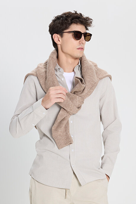 %100 Pamuk Slim Fit Dar Kesim Düğmeli Yaka Çizgili Bej-Beyaz Gömlek resmi