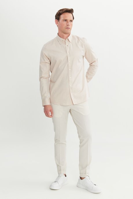 %100 Pamuk Slim Fit Dar Kesim Düğmeli Yaka Diagonal Desenli Bej Gömlek resmi