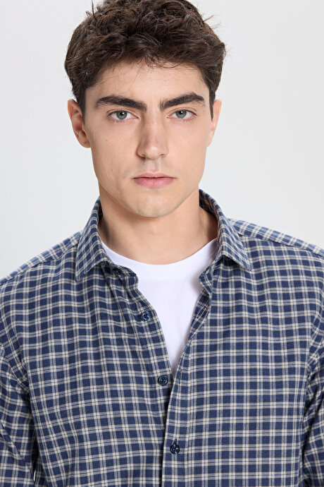 %100 Pamuk Slim Fit Dar Kesim Düğmeli Yaka Kareli Flanel Lacivert-Bej Gömlek resmi