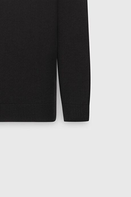 %100 Pamuk Standart Fit Normal Kesim Yarım Balıkçı Yaka Baskılı Triko Siyah Kazak resmi