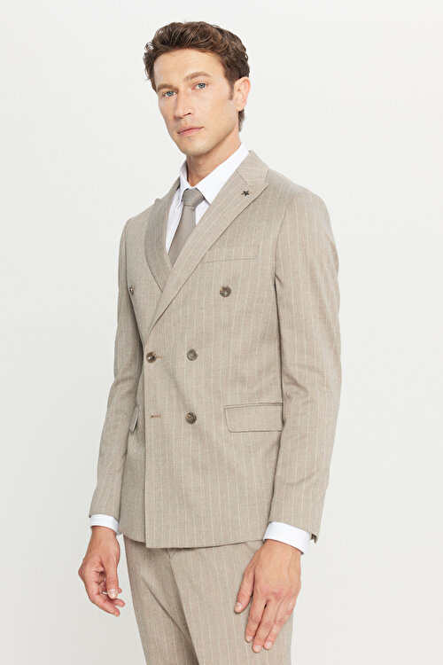 Slim Fit Dar Kesim Kırlangıç Yaka Çizgili Kapak Cepli Kruvaze Bej Takım ElbiseACE030261478BEJ