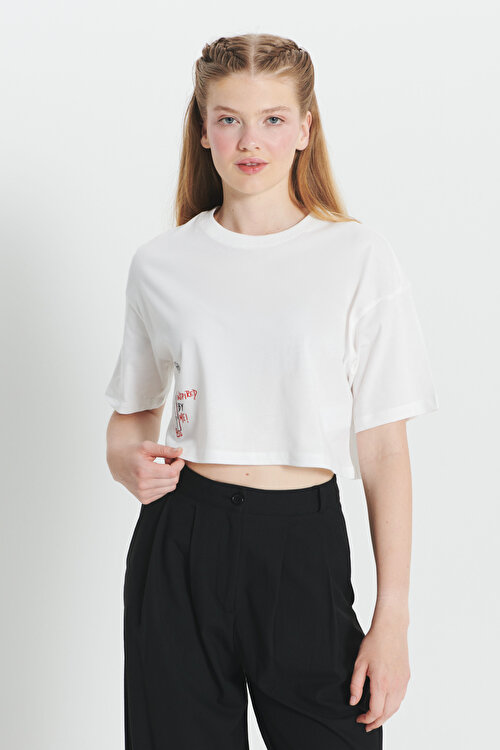 Oversize Fit Bol Kesim %100 Pamuk Bisiklet Yaka Baskılı Crop Ekru TişörtCCK482420036EKR